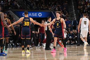 52&37&36！4月庫里提前進(jìn)入季后賽模式 魔鬼本鬼斬落掘金穩(wěn)五望三