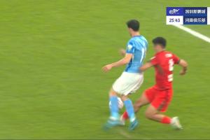 身上已有一黃！葉力江伸腿絆倒對(duì)方，裁判吹罰犯規(guī)未出示第二黃
