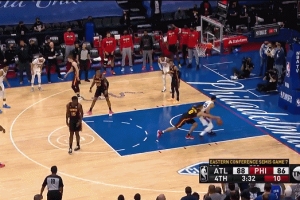 4年前的今天：本-西蒙斯籃下面對(duì)空籃選擇傳球 76人G7不敵老鷹