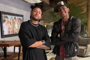 月薪2747萬RMB生活！內(nèi)馬爾假期吃喝玩樂、和女友甜蜜跳舞打撲克