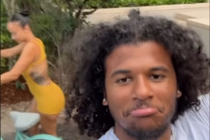 允許扎根攝影行業(yè)??杰倫-格林和女友騎自行車出行 心情非常不錯(cuò)