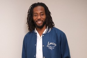 不一樣的??SLAM給小卡拍攝休閑照：發(fā)型狂野&罕見笑容 威少出鏡