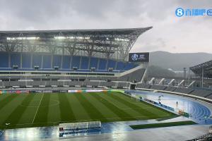 直播吧在現(xiàn)場|前方記者賽前探場，目前正在下雨國足預計迎來雨戰(zhàn)