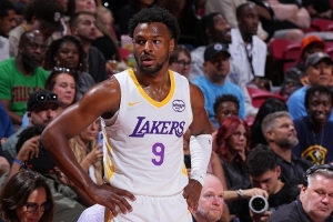 布朗尼必須成為輪換球員？韋德：不要給他施加這種壓力 他在進(jìn)步