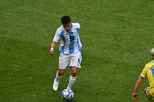 記者：阿爾馬達目前正在馬德里，經(jīng)紀人在跟馬競會談