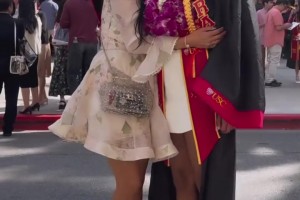 科比大女兒娜娜順利從南加大畢業(yè)，瓦妮莎開心地親了她一口??