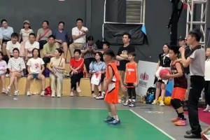 當球場撞擊哥遇到撤凳子，感覺隨時會惱羞成怒