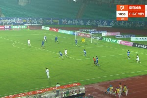 比賽最后一分鐘，廣州豹球員王建明連續(xù)兩次瀟灑轉(zhuǎn)身過人打進一球