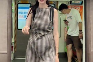 這大長(zhǎng)腿！許諾：沉浸式體驗(yàn)兩米女生坐地鐵的苦惱~